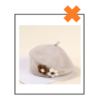 Kinder baret zand met bloemen